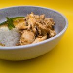 Pui cu orez si sos thailandez de alune si cocos