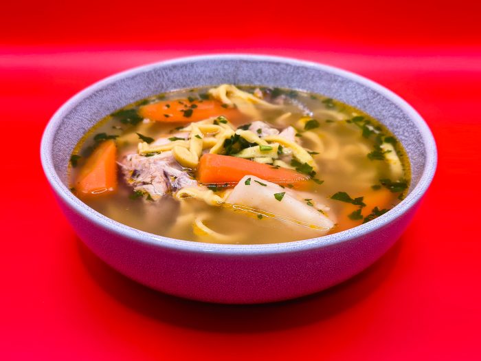 Supa de pui cu taitei de casa