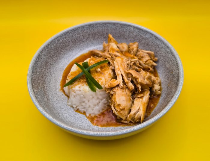 Pui cu orez si sos thailandez de alune si cocos